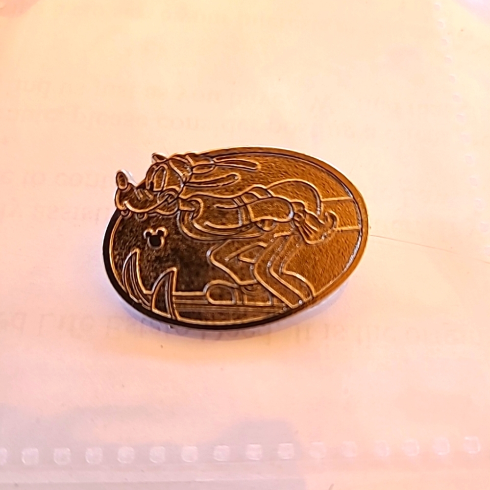 Disney Goofy skiing pin- Hidden Mickey Series- 19 of 20